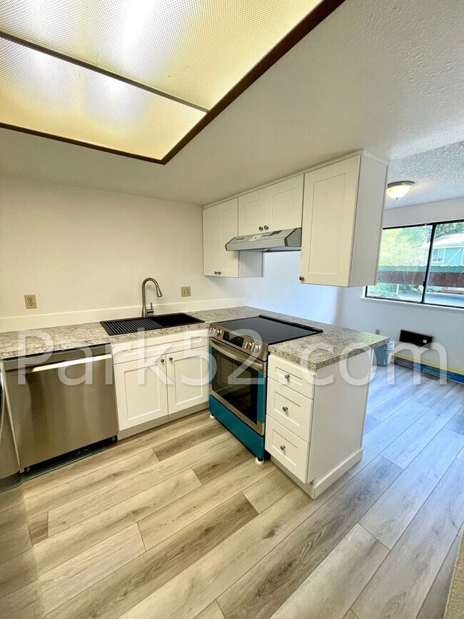 Building Photo - Remodeled 2 Bedroom Townhome!