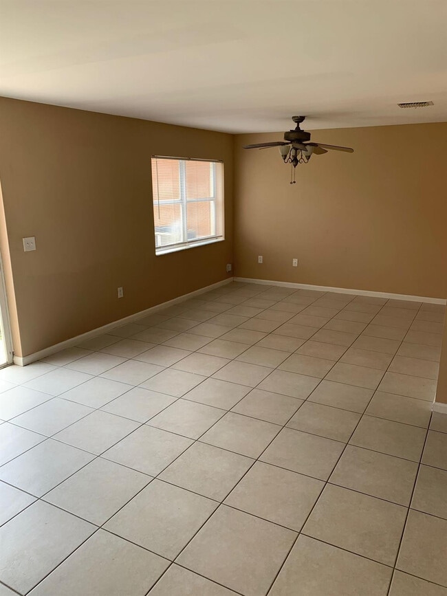 Building Photo - 2400 NW 98th Ln