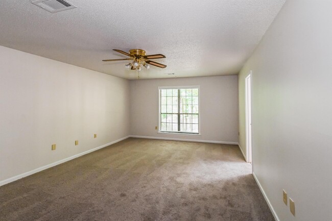Building Photo - 2239 Easton Dr