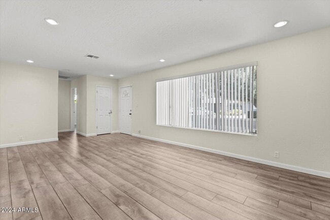 Building Photo - 1816 E Minnezona Ave