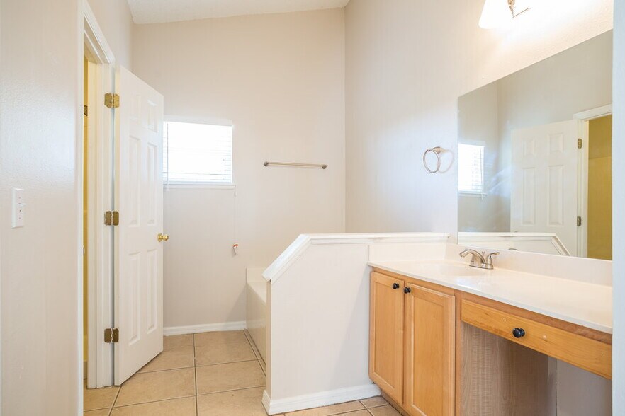 Building Photo - 3833 Stonefield Dr