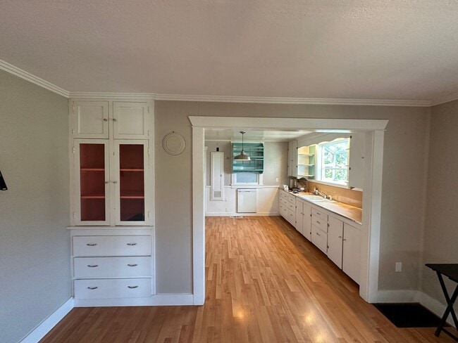 Building Photo - Adorable 2 Bedroom One Bathroom Home Close...