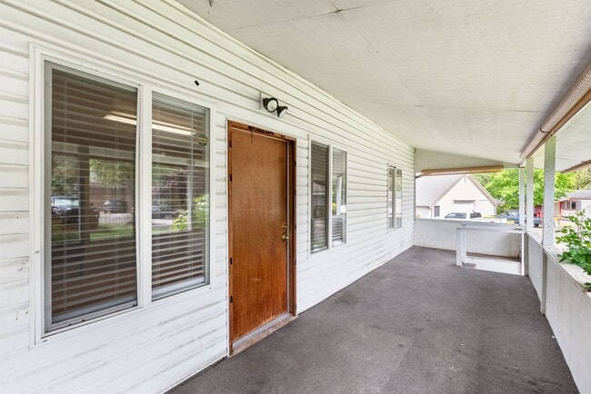 Building Photo - 3 BR Home near Springwater Trail and Powel...