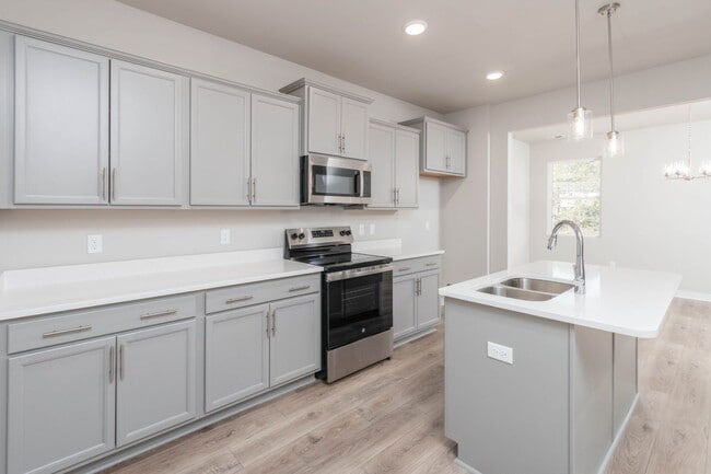 Building Photo - Beautiful 5 Bedroom, 2.5 Bath New Construc...