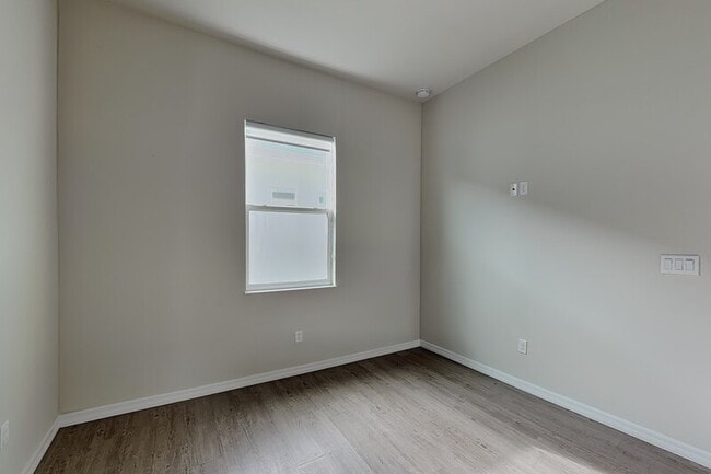 Building Photo - 3109 King Palm Dr