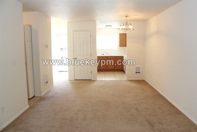 Building Photo - 2 Bed, 2.5 Bath  Townhome in Rockwood Neighborhood