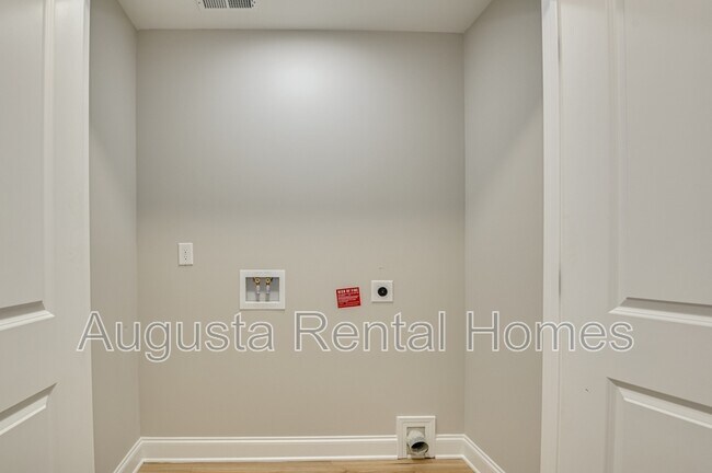 Building Photo - 34 Sherman St