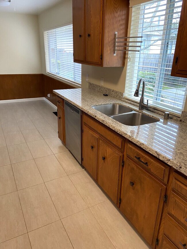 Building Photo - Spacious Duplex in Great Mountain View Area!