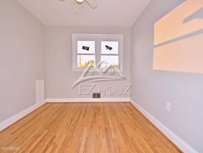 Building Photo - 2 br, 1.5 bath Apartment - 4108 Eastmont Ave