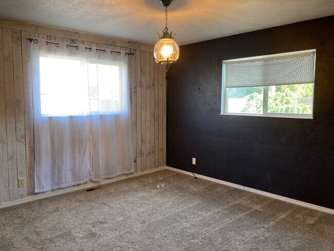 Building Photo - Kennewick Location w/a Country Flare!