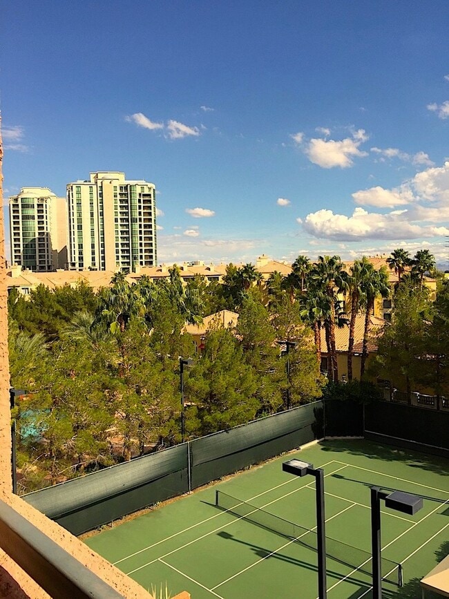 Building Photo - Amazing 2 bedroom furnished condo 1 block ...
