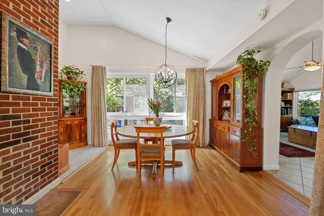 Building Photo - 5929 Avon Dr