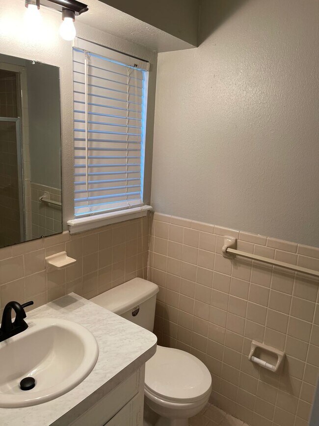 Building Photo - 3 bed room home for rent in Moore!  2 baths, 2 car garage with fenced yard near Santa Fe and SW 4...