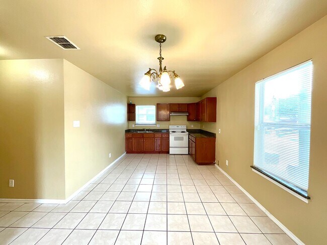 Building Photo - Convenient & Low-Maintenance Living Near St. Mary’s University!