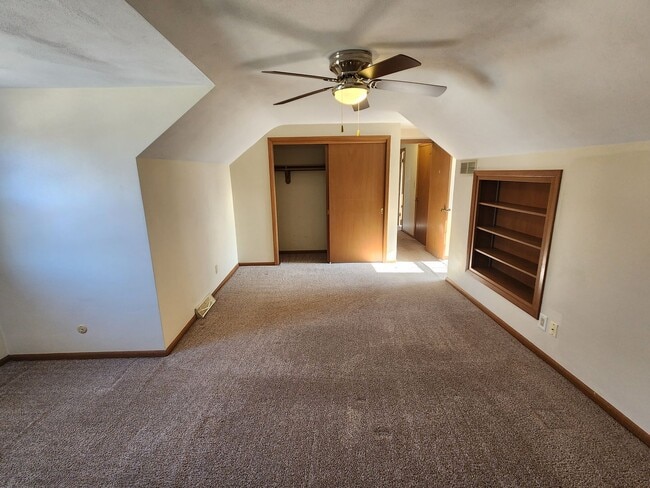 Building Photo - 3 Bedroom 2 Bath House in Rock Island