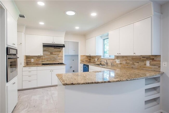 Building Photo - 2902 Silverleaf Dr