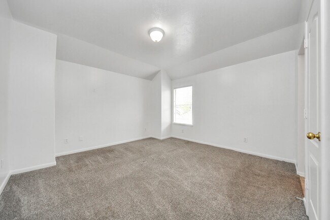 Building Photo - 1605 Spring Glen Ln