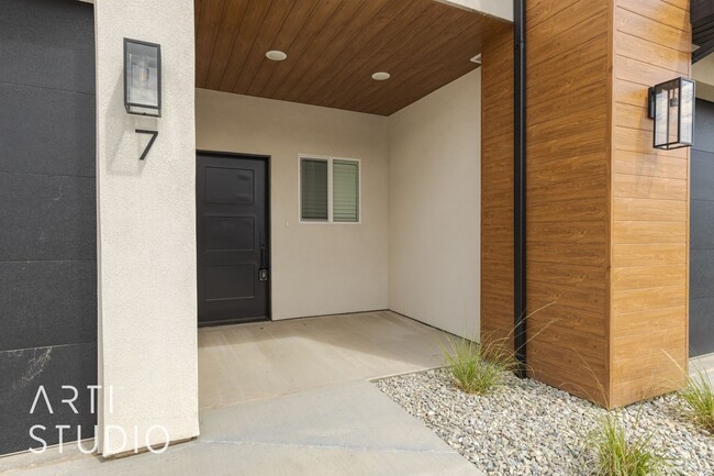 Building Photo - New Canyon Crest 3 Bedroom, 2.5 Bathroom T...