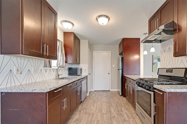 Building Photo - 1003 Shadow Mountain Dr