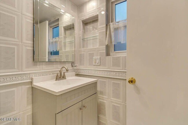Building Photo - 10955 Yogi Berra Cir