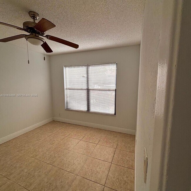 Building Photo - 1502 Lake Crystal Dr