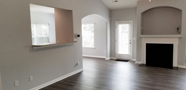 Building Photo - 4 bedroom home with fenced backyard locate...