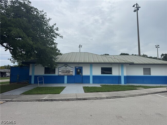 Building Photo - 2304 Grand Ave