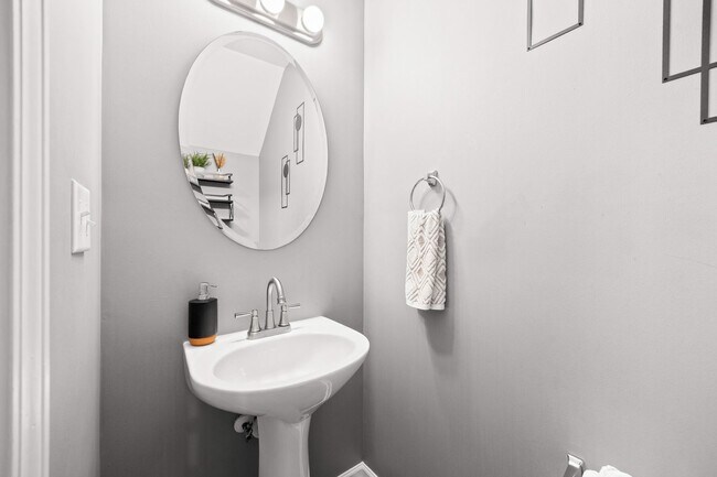 Building Photo - This immaculate 3-bed, 2.5 bath townhome in the Olde Stone Crossing community with the primary be...