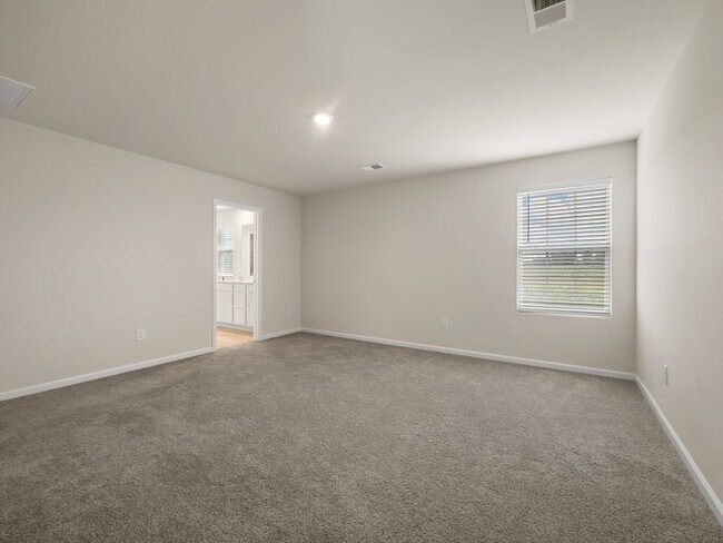 Building Photo - Modern 5BR Home with Quartz Kitchen & Open...