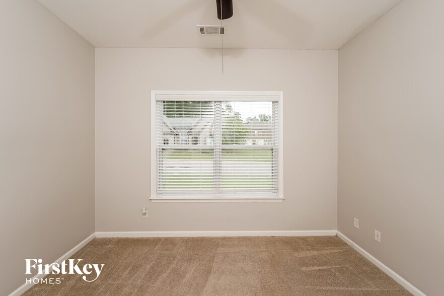 Building Photo - 995 Valley Cir