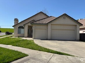 Building Photo - Lovely 4 bedrooms, 3 bathrooms located nea...