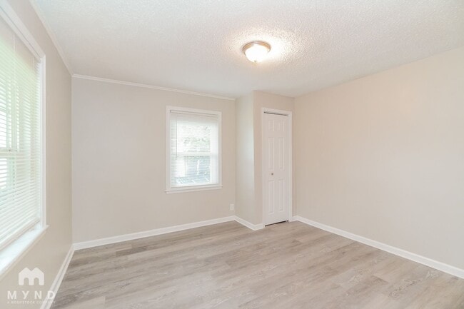 Building Photo - 2389 Hiawatha Park Dr