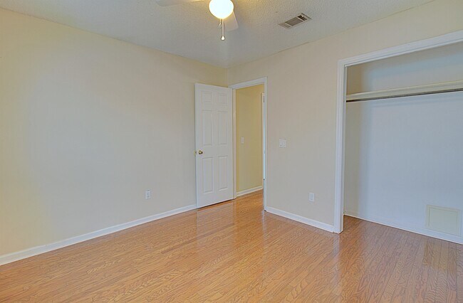 Building Photo - 948 Wedgewood Way