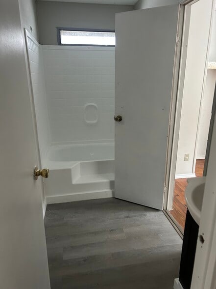 Bathroom - 515 Vanzant Rd