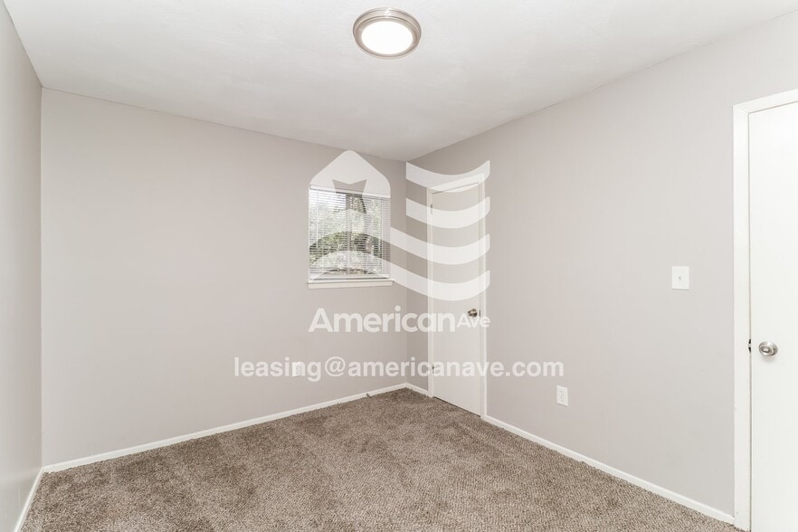 Building Photo - 2640 Greenfield Ave