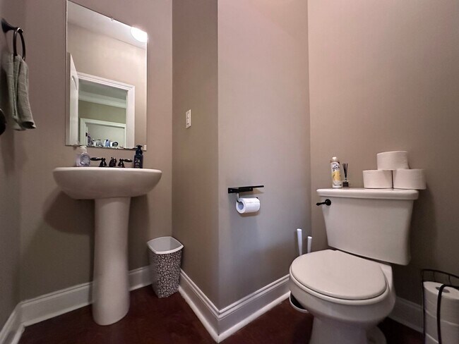 Building Photo - Welcome to this spacious 6 bedroom, 4 bath...