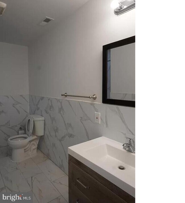 Building Photo - 4945 Chestnut St