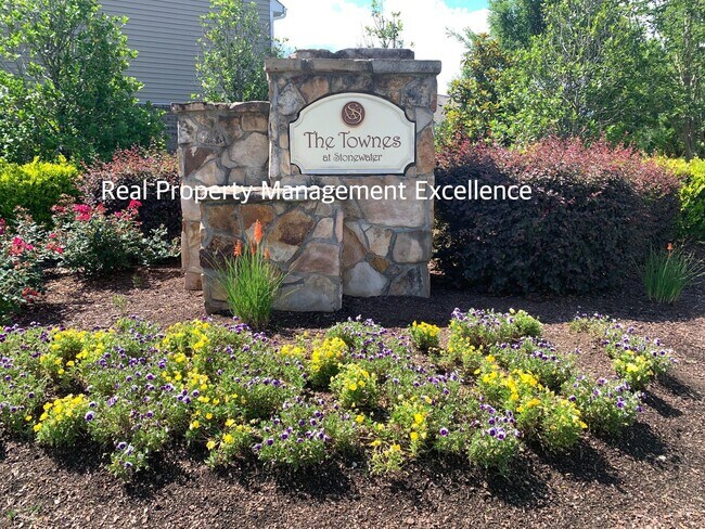 Building Photo - Gorgeous End-Unit TH In Desired Cary Location, Apply Now!