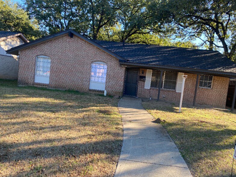 Building Photo - 10430 Checota Dr