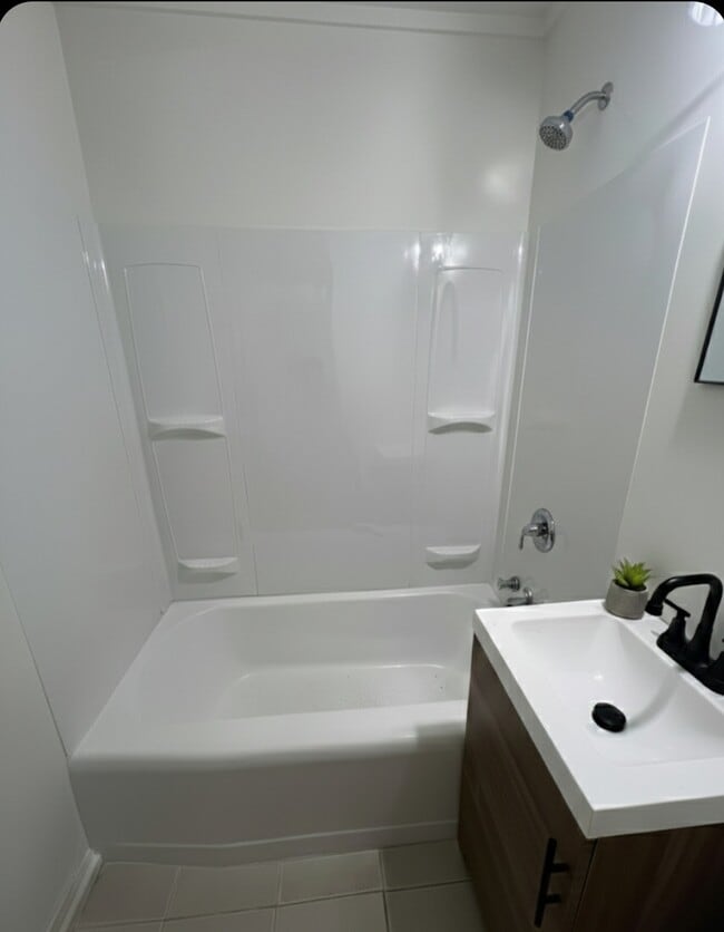 Building Photo - 791 Par Ave