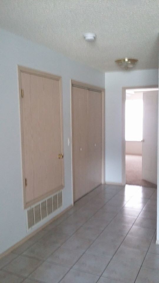 Building Photo - 212-214 Southwinds Drive