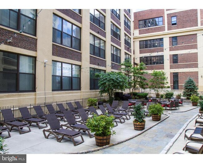 Building Photo - 1100 S Broad St