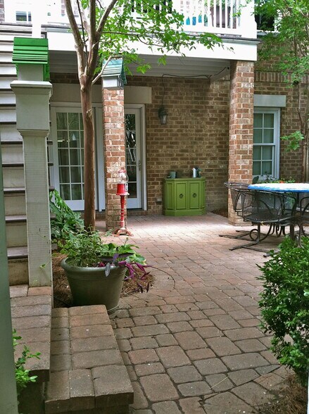 courtyard - 318 W Wayne St