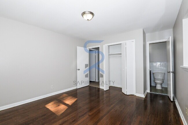 Building Photo - 5425 Skyview Dr SW