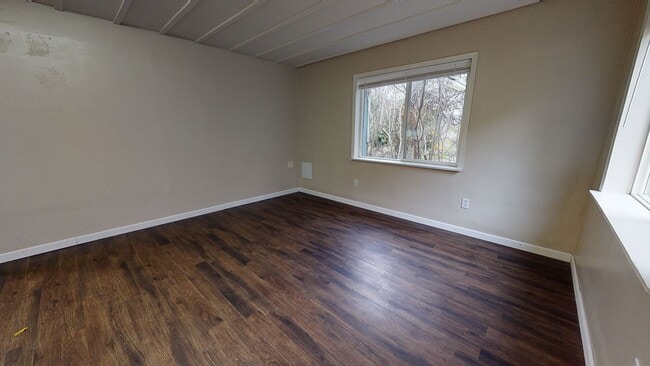 Building Photo - Large Bremerton Duplex Unit Available for ...