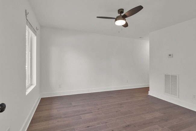 Building Photo - Modern Living In East Nashville!