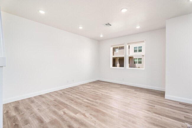 Living room - 484 W Greenstone Pl