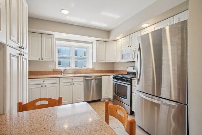 Building Photo - 8A Heritage Dr