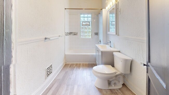 Building Photo - 4104 Clybourne