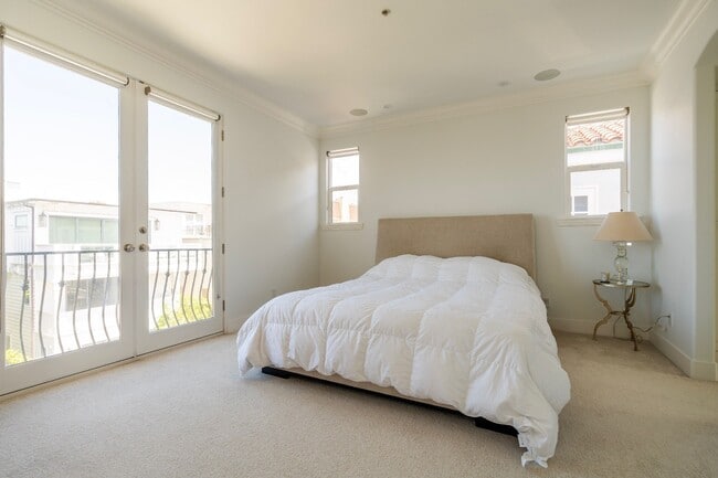 Building Photo - 300 19th St